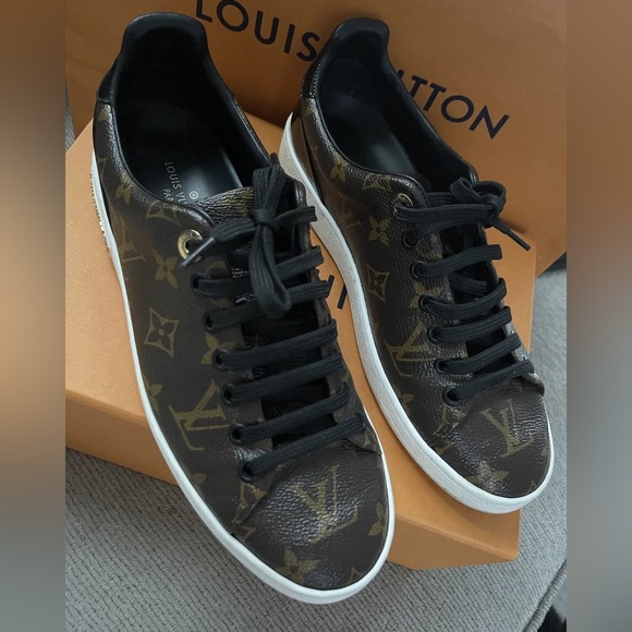 Louis Vuitton Shoes - A 254 - 💯 % authentic Louis Vuitton Front Row sneaker